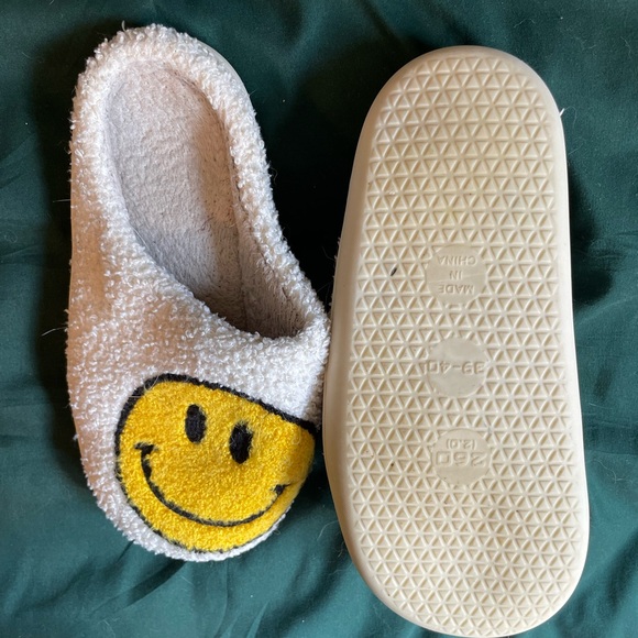 The classic smiley face slippers - Picture 2 of 2